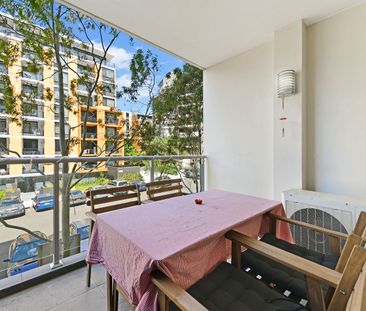 MODERN APARTMENT AT A GREAT LOCATION - Photo 4