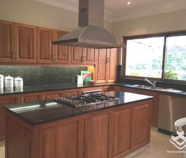 Beautiful Family Living and Entertaining - Photo 5