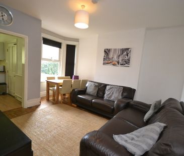 References Pending - 6 bed Detached House - Photo 2