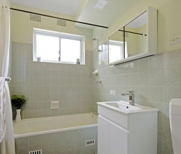 Well-Presented Two Bedroom Apartment in Prime Location - Photo 3