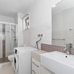 Impeccably designed living on one of St Kilda's best streets - Photo 2