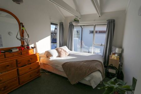 FOUR BEDROOM STUDENT ACCOMMODATION! - Photo 3