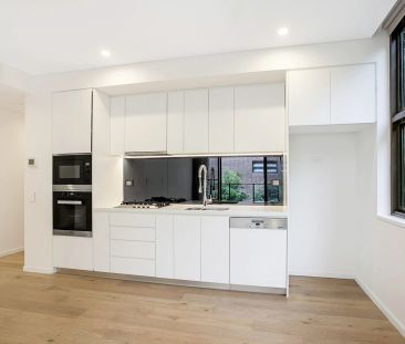 Stylish and Luxurious One Bedroom Apartment with Separate Study - Photo 2