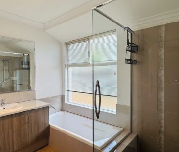 Modern Family Oasis backing onto Nature Reserve! - Photo 4