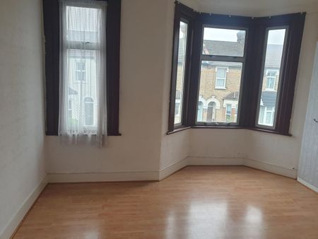 Room in a Shared House, Lichfield Road, E6 - Photo 4