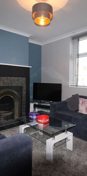 Large double room in shared house in Morley - available soon! Room 1 - Photo 1