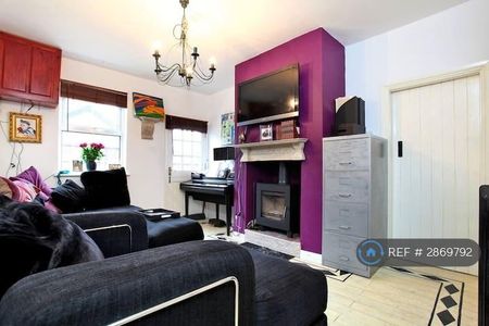 3 bedroom semi-detached house to rent - Photo 2