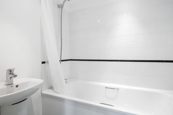 Rosemount Avenue, West Byfleet, Surrey, KT14 - Photo 1