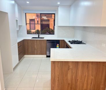 Spacious Freshly Renovated Townhouse - Photo 2