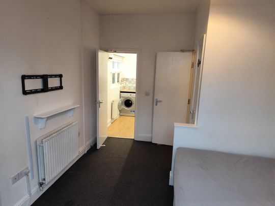 1 Bed Flat, Woodborough Road, NG3 - Photo 1