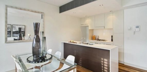 Sophisticated & Stylish Dual-Level Apartment in a Prime Location - Photo 2