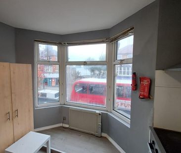 Studio Flat, High Street North, E6 - Photo 2