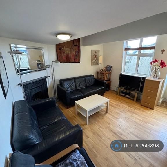 4 bedroom flat to rent - Photo 1