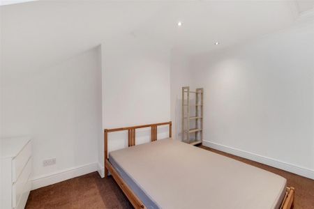 3 bedroom flat to rent - Photo 4