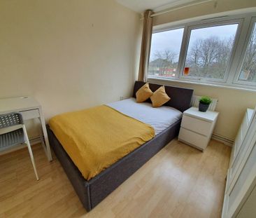 1 bedroom in a flat share to rent - Photo 1