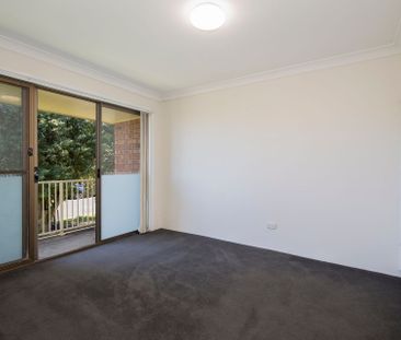 Tidy 2 Bedroom with Air Conditioning - Photo 6