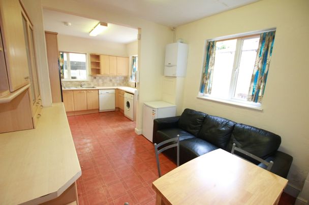 4 Bed Terraced House, St. Peters Road, RG6 - Photo 1