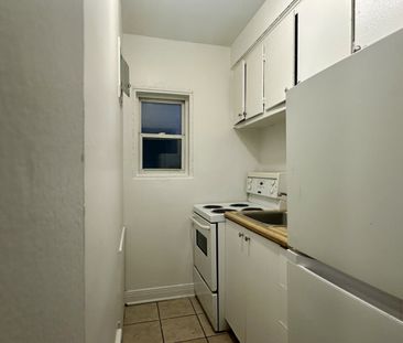 NDG : Studio lumineux et rénové de 300 pc, offert en location semi-... - Photo 3