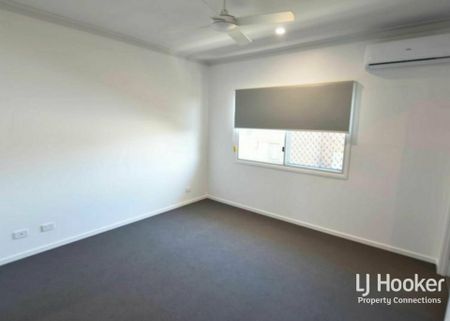 STUNNING TOWNHOUSE. OUTSTANDING LOCATION - Photo 4