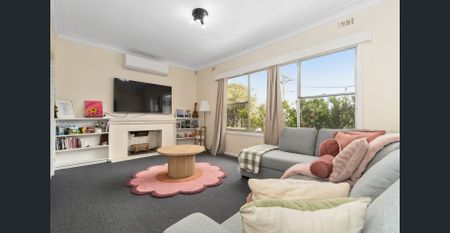 Bright, Spacious Living in the heart of Frankston - Photo 2