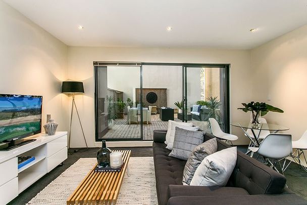 Handy Inner-City One Bedroom Apartment with Private Access to Large "Exclusive Use" Courtyard - Photo 1