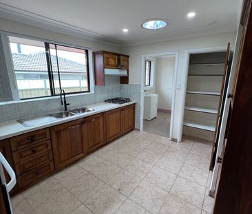 Spacious 4-Bedroom Home in Prime Liverpool Location! - Photo 4