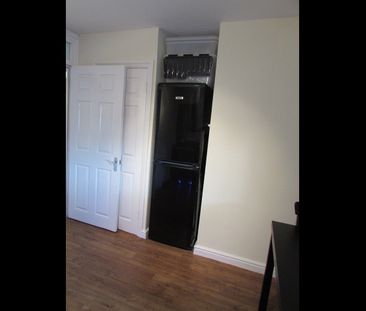 2 Bed Penthouse, Albemarle Road, BR3 - Photo 3