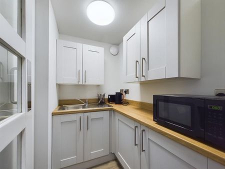 1 bedroom in a house share to rent - Photo 2