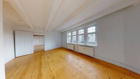 Centralt beliggende lejlighed med lys og livlig stemning - Photo 2