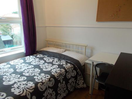 4 bedroom semi-detached house to rent - Photo 2