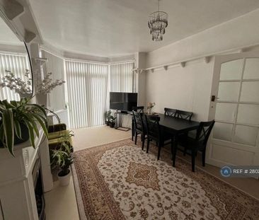 3 bedroom semi-detached house to rent - Photo 5