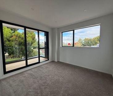 Brand New Excutiove family home - Photo 2
