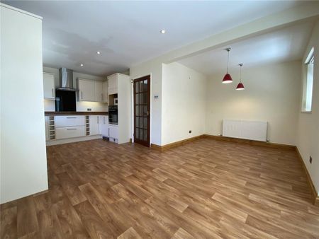 4 bedroom detached house to rent - Photo 2