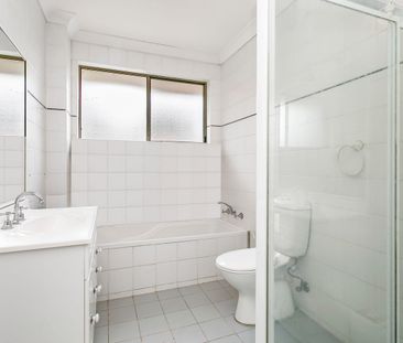 Spacious Two Bedroom Apartment in Convenient Location - Photo 4