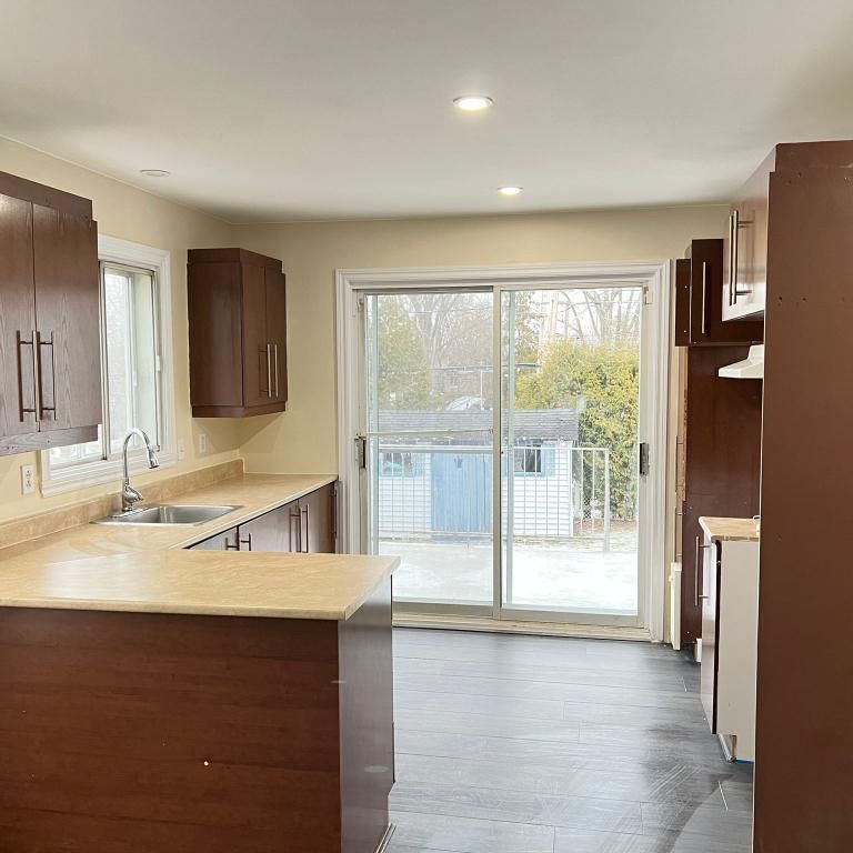 5 ½ entièrement rénové sur 2 niveaux – Quartier paisible – 2 stationnements – Disponible maintenant Situé au 611 rue Gérard-Proulx à Saint-Eustache, - Photo 1