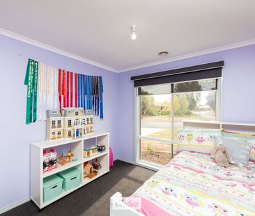 Spacious 3 bedroom, 2 bathroom home in sought-after Westside location - Photo 5