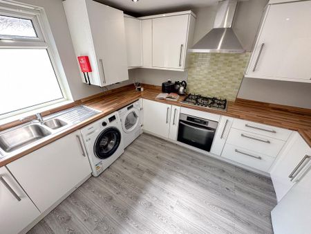 4 bedroom terraced house to rent - Photo 5