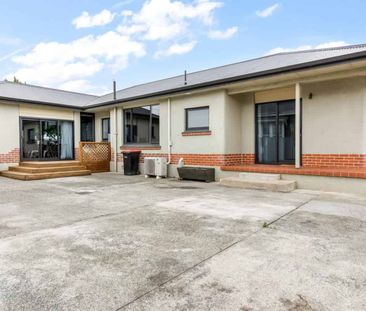 Winton Large Family Home - Photo 5