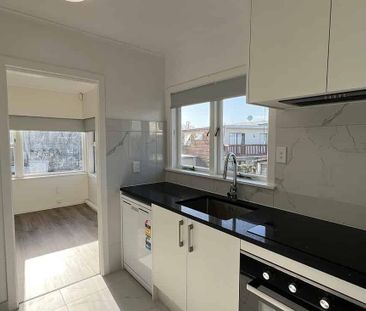 Newly Renovated 3BR Townhouse in Pakuranga Heights - Photo 3