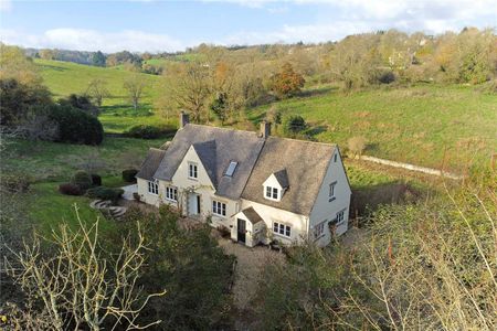 A detached family home within the ever-popular village of Chedworth. - Photo 4