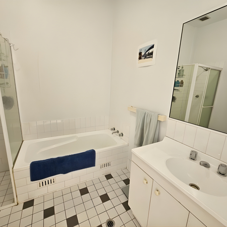 Modern One-Bedroom Apartment with Secure Parking in Vibrant Camperdown - Photo 3