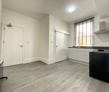 Studio Flat, Wood Lane, W12 - Photo 3