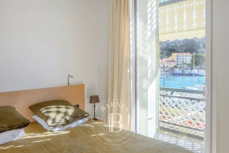 LOCATION MEUBLÉE - CASSIS - APPARTEMENT - BALCON - VUE PORT ET CAP CANAILLE - GARAGE. - Photo 5