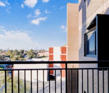 Castle Camperdown Three, Sydney - Photo 2