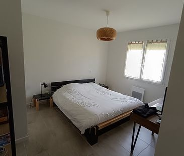 Maison récente de plain pied avec terrain clôturé. - Photo 1