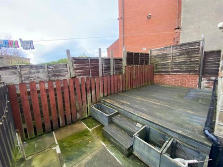 3 bedroom end of terrace house to rent - Photo 4