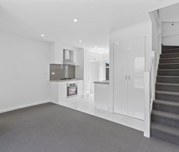 STUNNING MODERN TOWNHOUSE - Photo 3