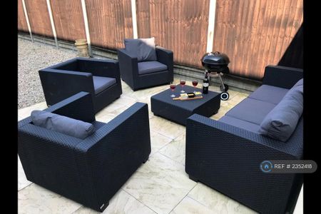 1 bedroom in a house share to rent - Photo 5