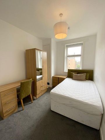 3 bedroom flat to rent - Photo 4
