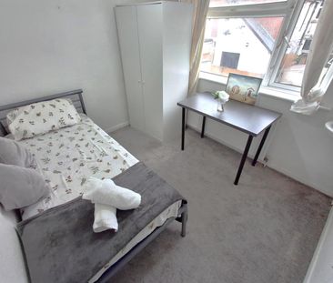 Flowersburn, Bournemouth, BH1 - Photo 2